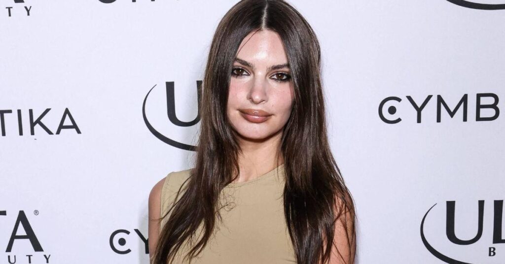 Emily-Ratajkowski-Goes-Topless-in-Stunning-Tokyo-Vacation-Photos-1024x536-1