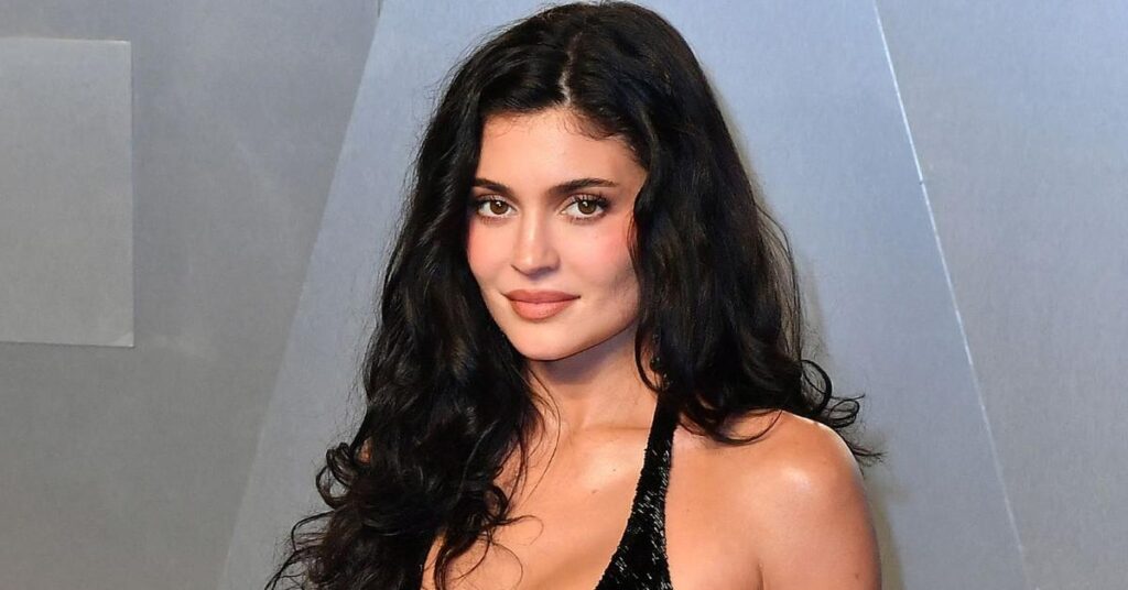 Kylie-Jenner-Stuns-in-Thong-Sandals-for-Bold-Campaign-Photos-1024x536-1